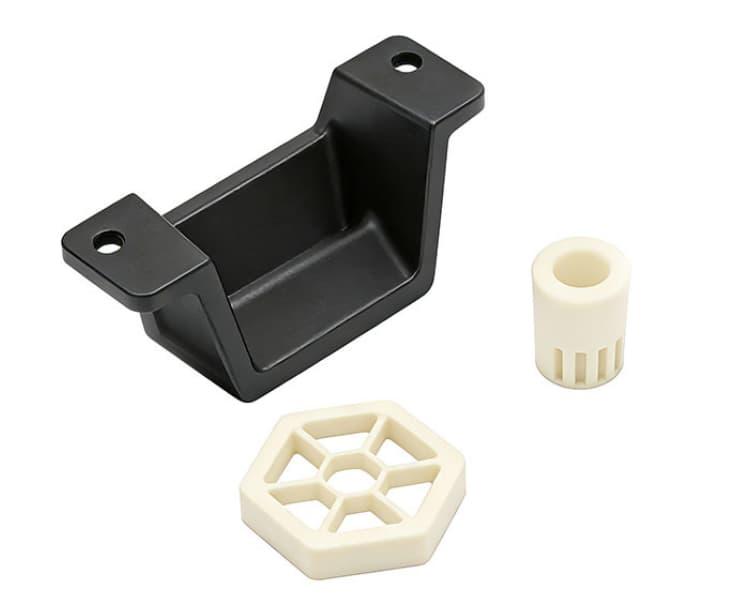 Pièces de fabrication à la demande, notamment des supports métalliques usinés CNC et des composants en plastique imprimés en 3D