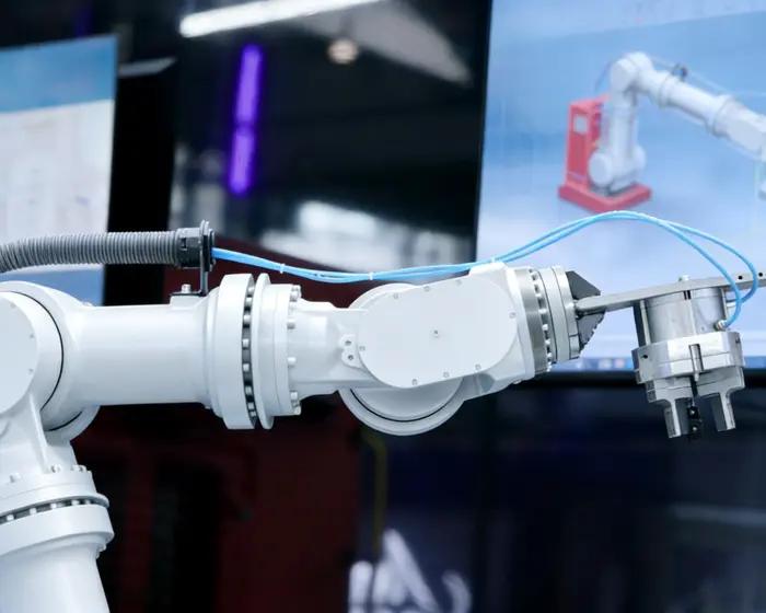 LS Manufacturing и KUKA Robotics: высокоскоростные манипуляторы для производства полупроводников.