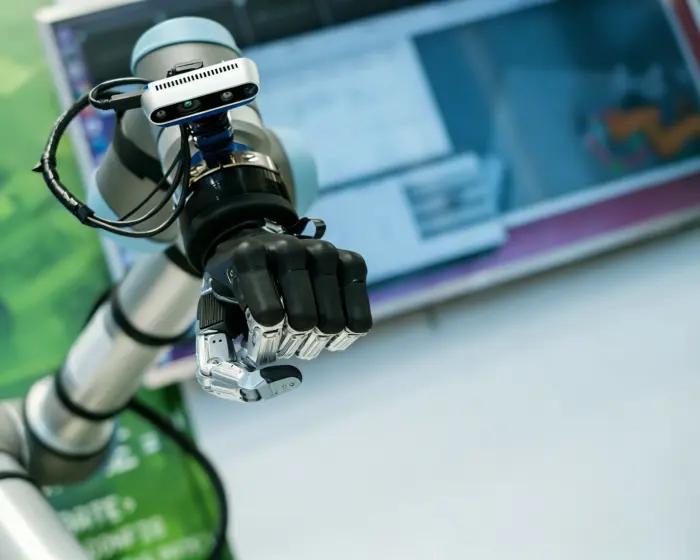 LS Manufacturing & KUKA Robotics: 반도체 제조를 위한 고속 로봇 팔