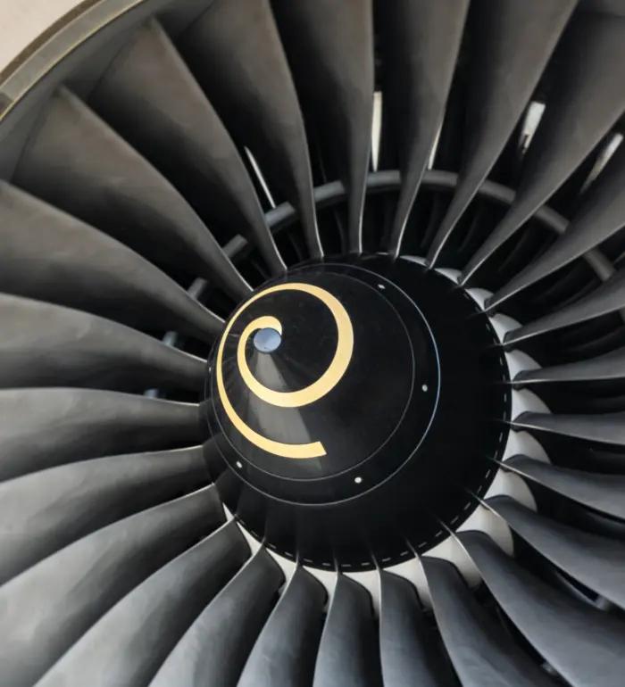 Progetto pale di turbine: raggiungimento di una precisione critica per il volo con la lavorazione a 5 assi