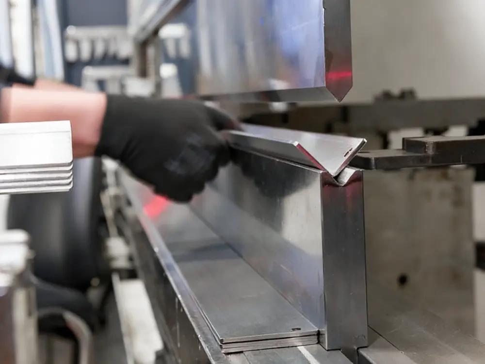 CNC الصحافة الفرامل الانحناء الصفائح المعدنية مع لكمة ويموت