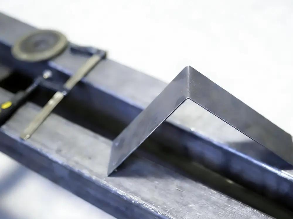 جزء معدني منحني بدقة على معدات فرامل الضغط الصناعية