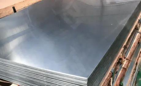 Pila de láminas de metal para corte por láser.