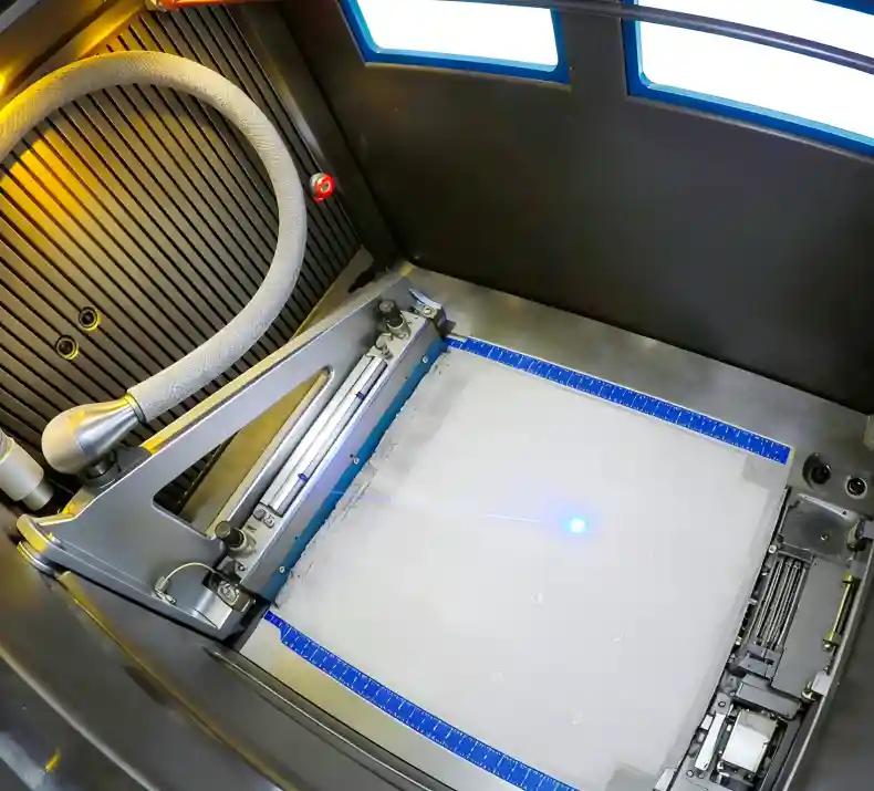 使用激光烧结粉末床运行的 SLS 3D 打印机