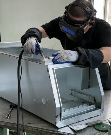Poste de soudage et d'assemblage