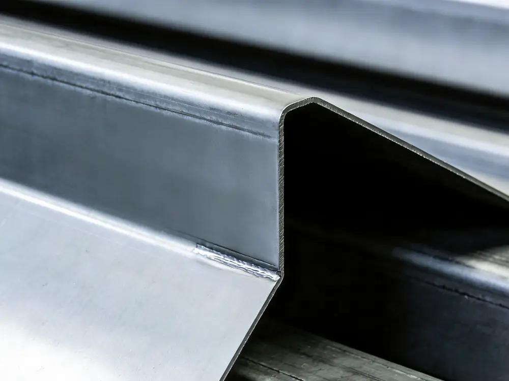 مكون معدني منحني بدقة - نتيجة تشكيل الصفائح المعدنية