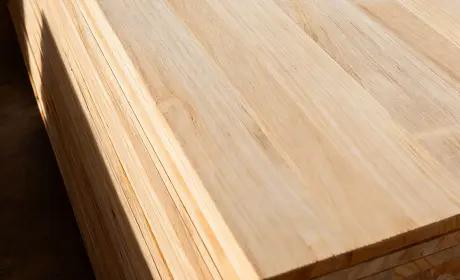 Pila de tableros de madera para corte por láser.