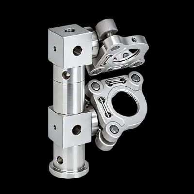 Montaje de piezas mecánicas.