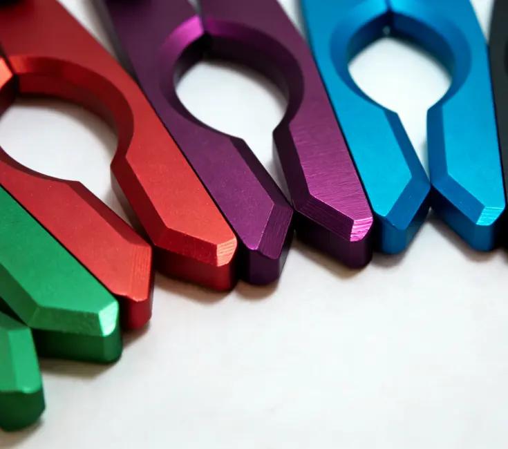 Pièces en aluminium anodisé coloré mettant en valeur la qualité de la finition de surface