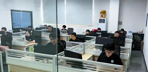 SLS 3D 打印定制支持 — 工程团队在工作