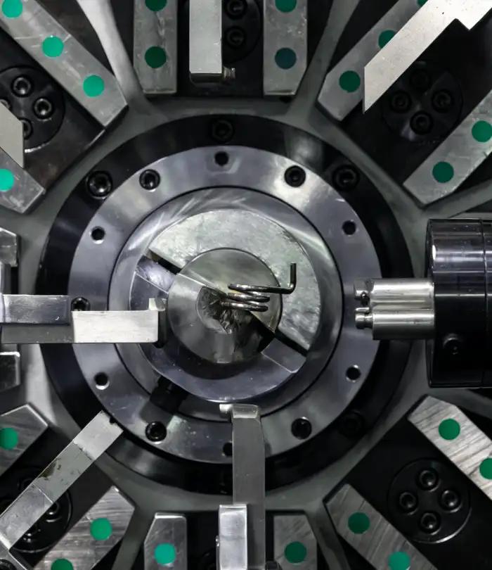 Gros plan sur la machine de fabrication de ressorts