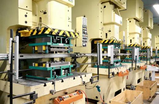 マルチステーショントランスファースタンピング