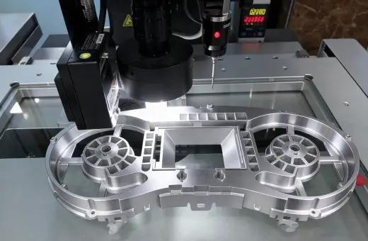 Garanzia di qualità: parte metallica di precisione sottoposta a controllo dimensionale