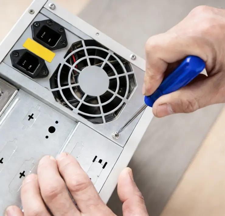 Montaje de precisión de componentes.