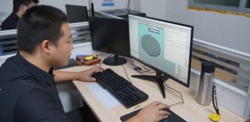 エンジニアリングサポートチームが勤務中