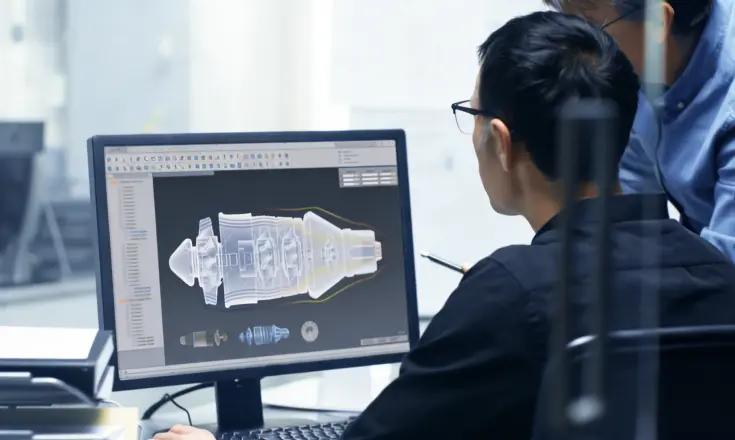 구성요소 조정을 위해 컴퓨터에서 CAD 설계 작업을 하는 엔지니어