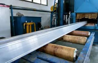 Lange Aluminium-Strangpressprofile in der Produktion