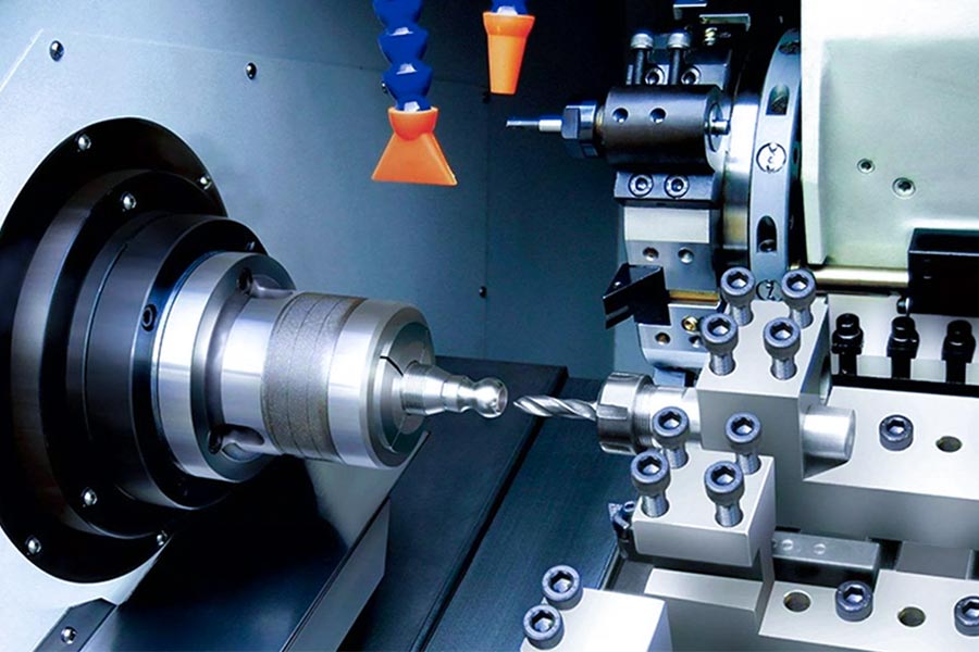 When the lathe gets to know milling: powered turret and milling center