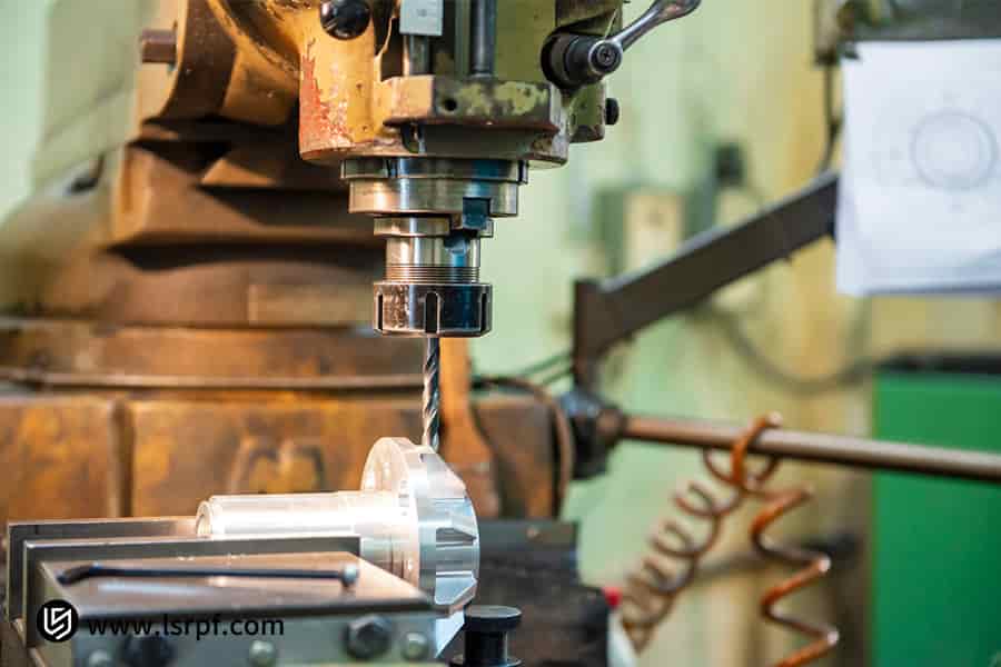 Fresadora manual en funcionamiento de LS Manufacturing