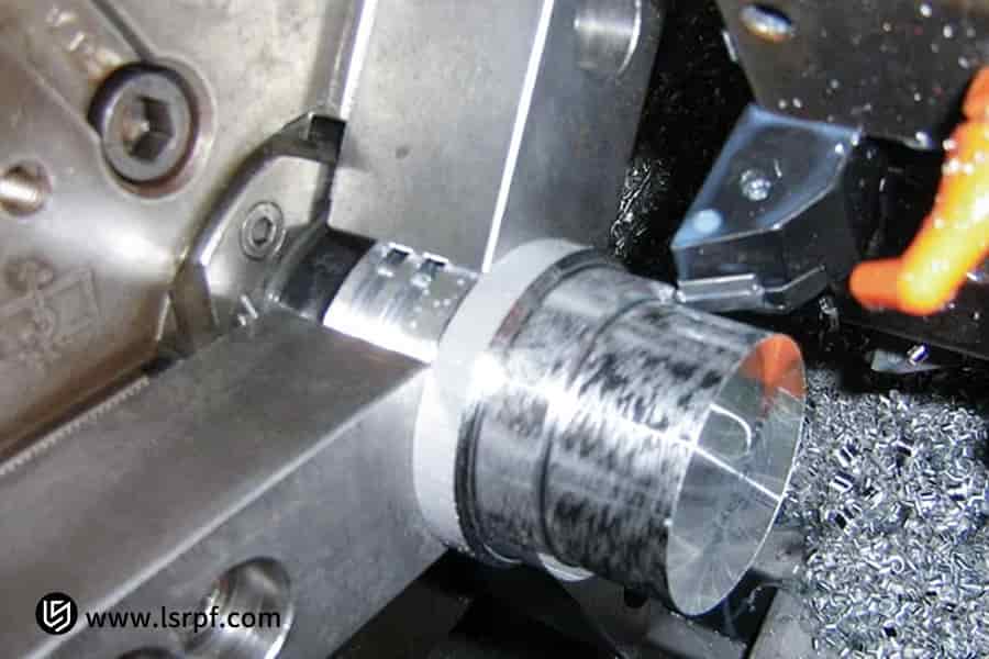 Operación de torneado CNC activa por LS Manufacturing