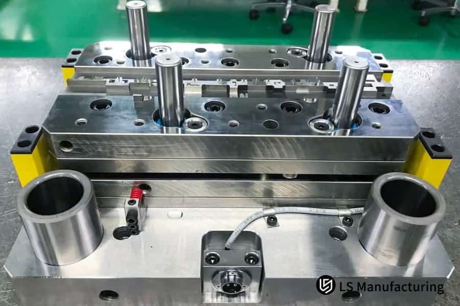 Formen von kaltgewalzten Stahlanschlüssen mit einer Präzisionsmatrize für elektrische Steckverbinderkomponenten.