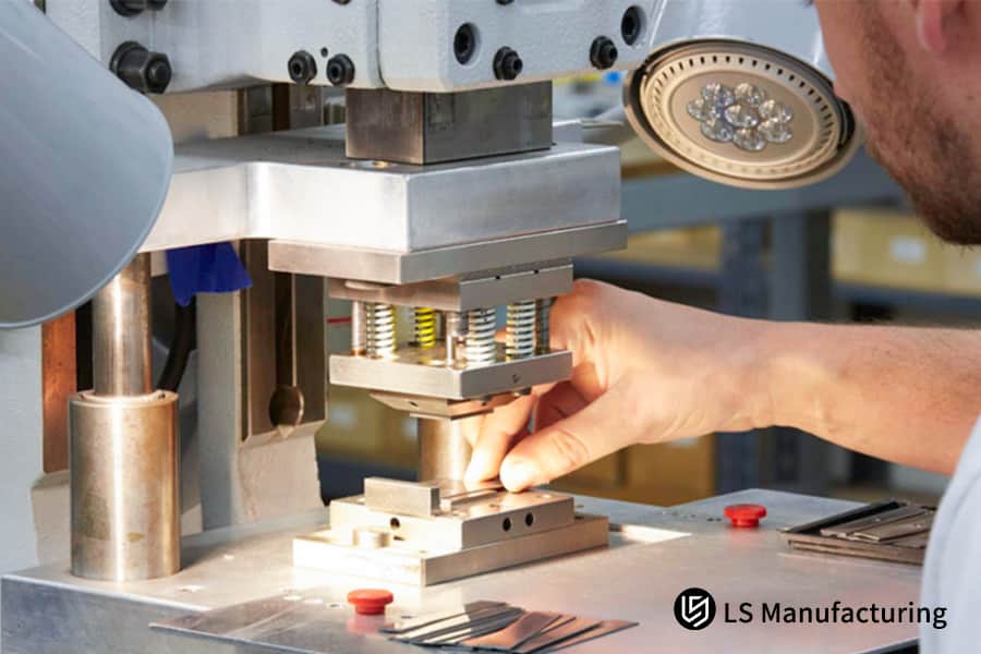 Stanzen von Kohlenstoffstahlblechen in Motorhalterungen mit Präzisions-Metallstanzservice.