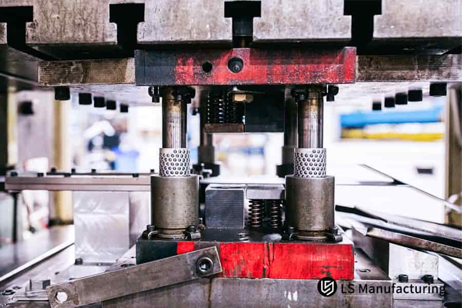 Stanzen einer Verbindungsplatte aus Kohlenstoffstahl für Verbindungsbaugruppen in Industriemaschinen.