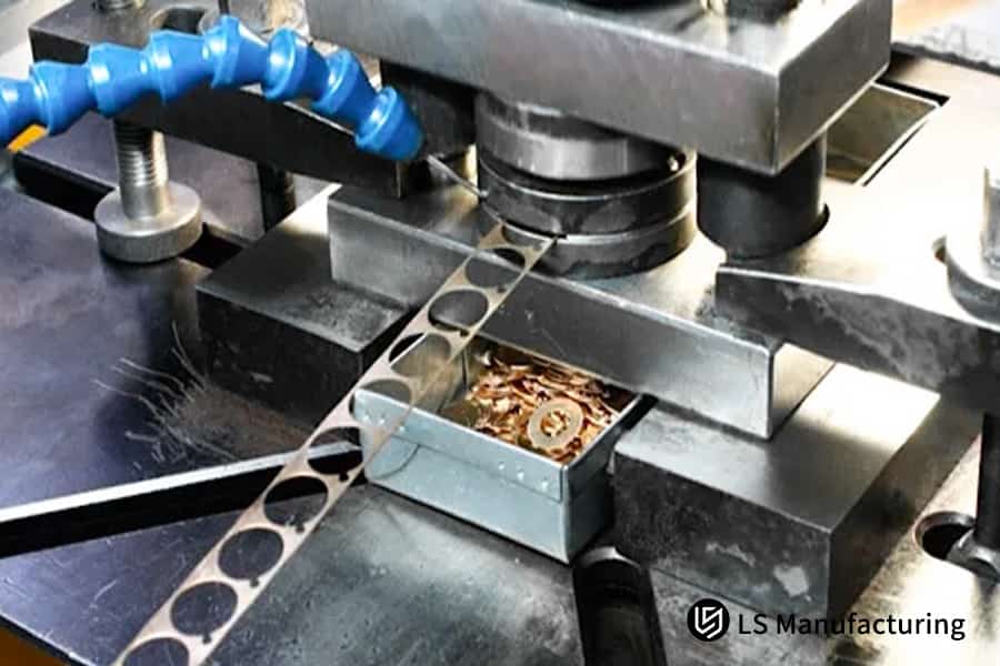 Stanzen von Unterlegscheiben aus verzinktem Stahl von einer Spule für die Automobil- oder Gerätemontage.