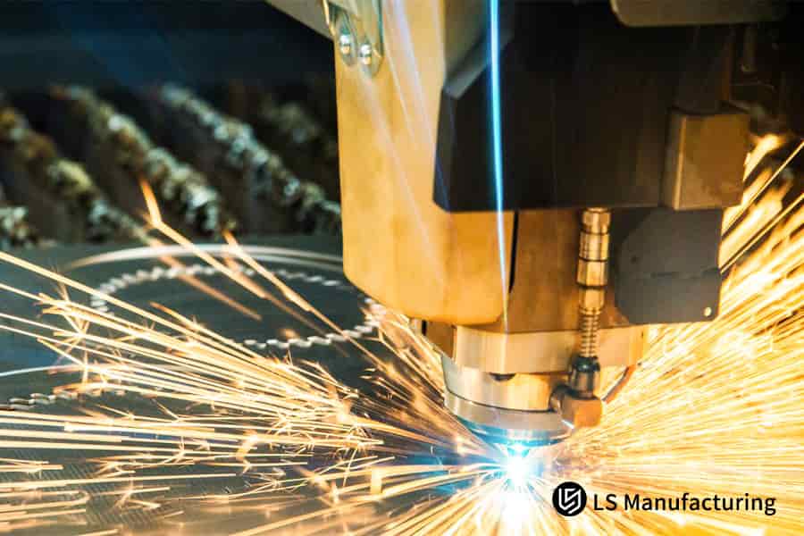 Um laser derrete a folha de alumínio 6061 para formar um suporte de alta precisão para componentes estruturais aeroespaciais.