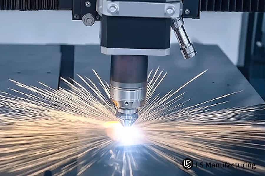 Corte de uma folha fina de alumínio com um laser CNC para fabricação de gabinetes ou suportes de dispositivos eletrônicos.