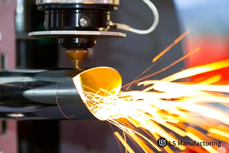 Perfuração em chapa de aço inox 304 com laser para proteção de máquinas industriais ou painéis de carcaça.