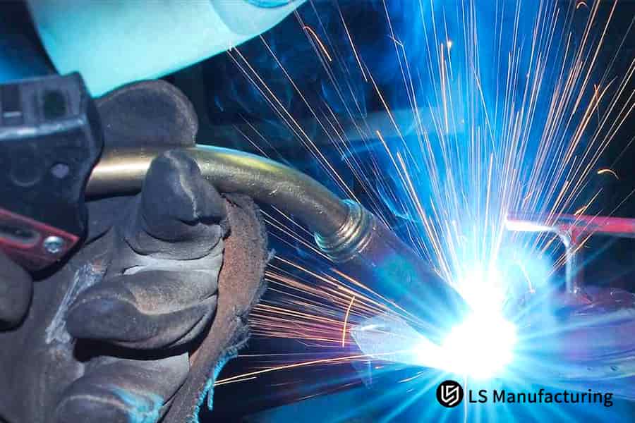 Saldatura di un giunto per tubi in acciaio inossidabile 304 per tubazioni di sistemi di trasferimento di fluidi o gas industriali.