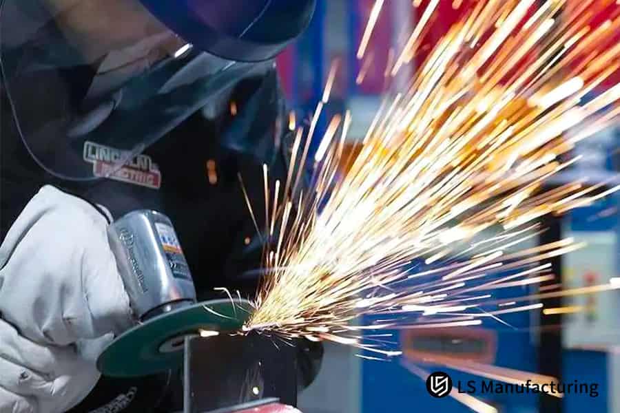 Realizzazione di una staffa per telaio di aereo in acciaio ad alta resistenza con saldatura a zero difetti per l'assemblaggio strutturale aerospaziale.