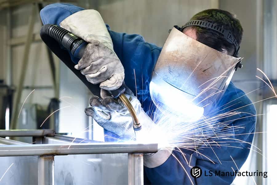 Saldatura di una staffa del telaio in alluminio 6061 per sospensioni automobilistiche o elementi di supporto strutturale.