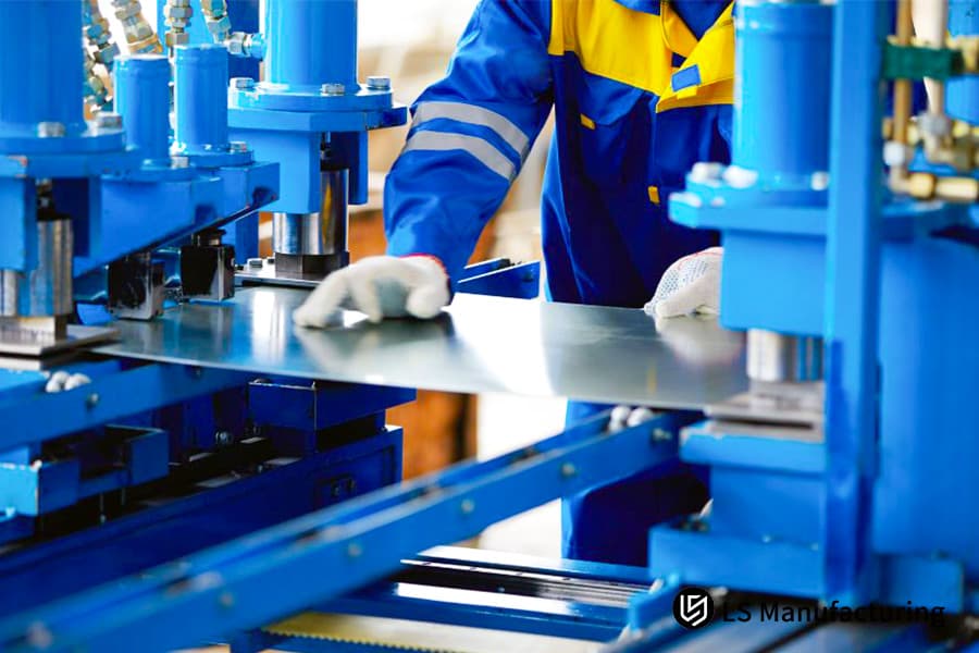 Preparazione di una lamiera di acciaio zincato per la verniciatura a polvere su quadri di quadri elettrici industriali.