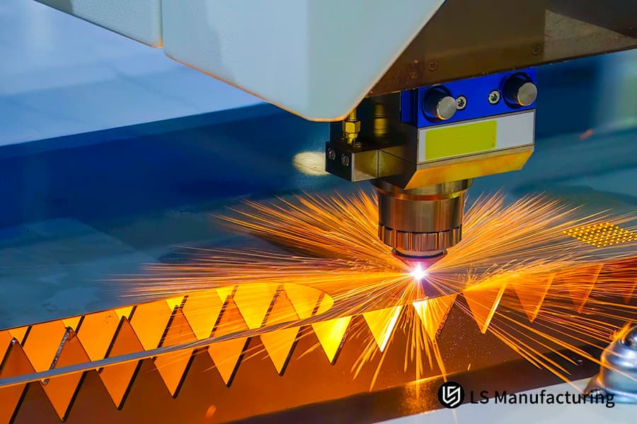 Stampaggio di una staffa in acciaio laminato a freddo con una pressa idraulica per punti di fissaggio di macchinari industriali.