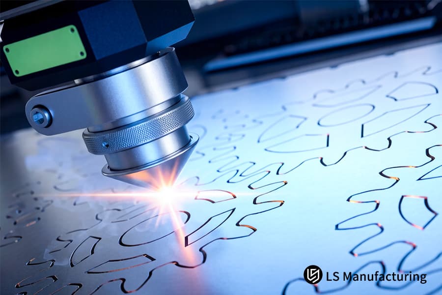 LS Manufacturing 的激光蚀刻服务使用聚焦的橙色激光束在金属板上创建复杂的齿轮图案。