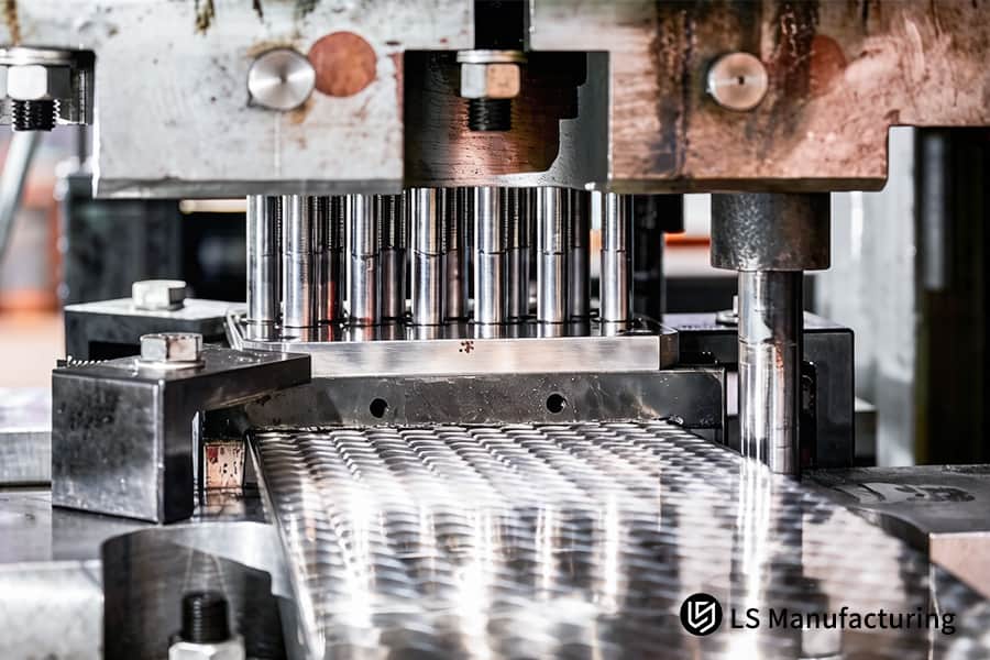 تثقيب الفولاذ المقاوم للصدأ 304 باستخدام قوالب تقدمية لختم المعادن عالي الدقة للمكونات الصناعية.