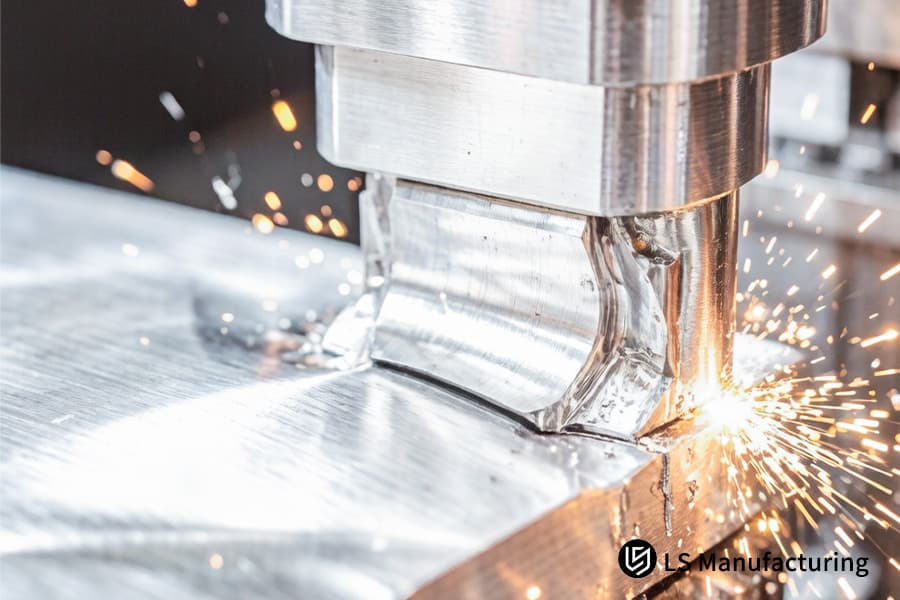 تشكيل شريحة ألومنيوم 6061 لمحركات السيارات مع خدمات ختم المعادن الدقيقة.