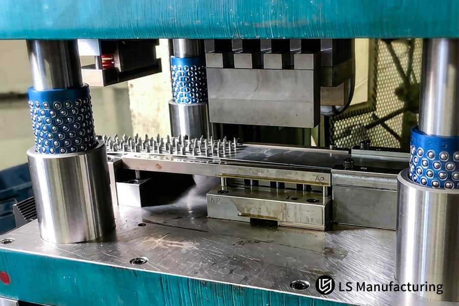 معالجة الفولاذ الكربوني لقطع غيار الآلات الصناعية باستخدام خدمات الختم المخصصة في LS Manufacturing.