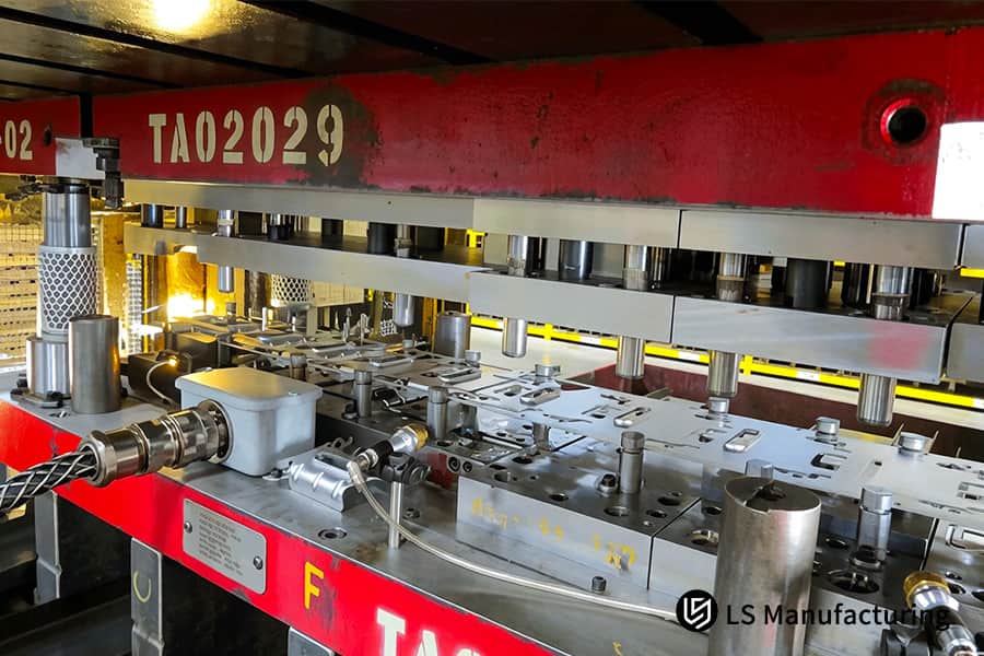 تصنيع أقواس من الصلب الكربوني لتجميعات السيارات مع خدمات ختم معدنية كبيرة الحجم.