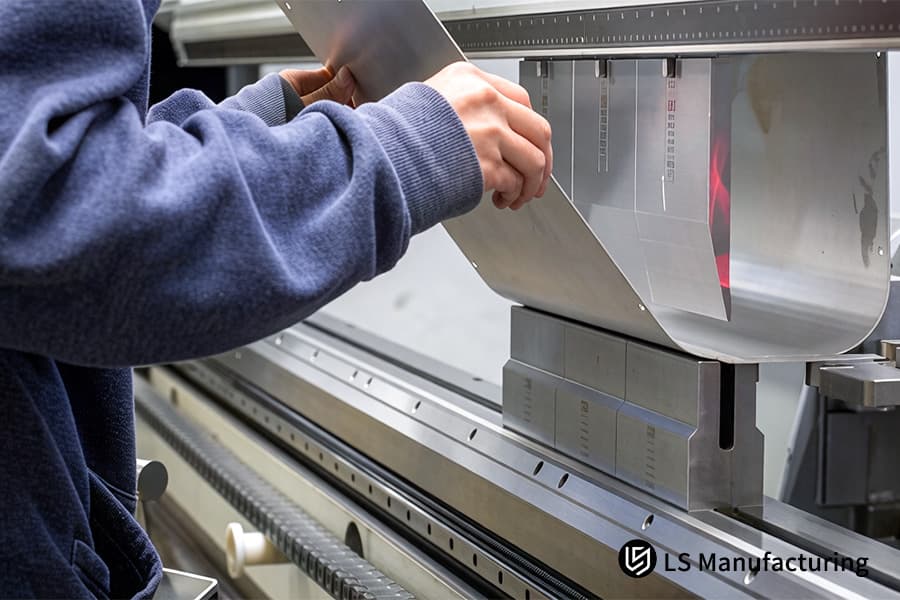 자동차 조립에서 무결점 금속 벤딩을 위해 수동 정밀도로 6061 알루미늄 브래킷을 벤딩합니다.