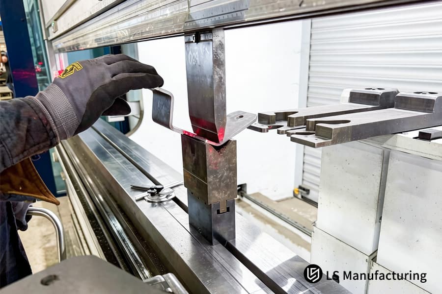 OEM 자동차 프로젝트를 위한 맞춤형 금속 벤딩용 알루미늄 부품을 성형하기 위해 벤딩 머신을 작동합니다.