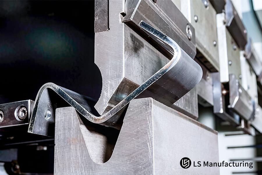 차량 프레임의 무결점 정밀 부품을 위한 프레스 브레이크가 있는 스테인레스 스틸 브래킷을 벤딩합니다.