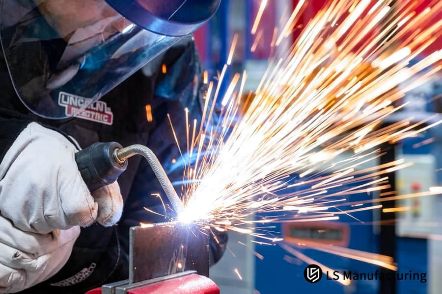 Сборка индивидуального алюминиевого кронштейна для промышленного оборудования с использованием профессиональных сварочных аппаратов.