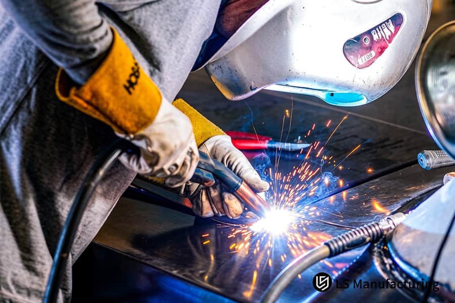 Сварка листов нержавеющей стали 304 для деталей конструкций тяжелого машиностроения с помощью прецизионной сварочной горелки MIG.