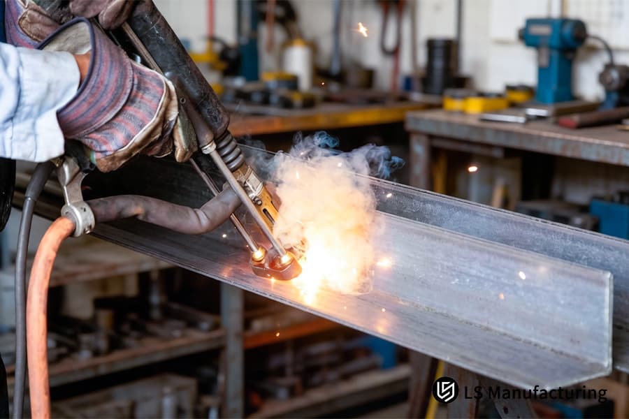 Изготовление двутавровой балки из углеродистой стали для структурной поддержки каркасов зданий или промышленных платформ.