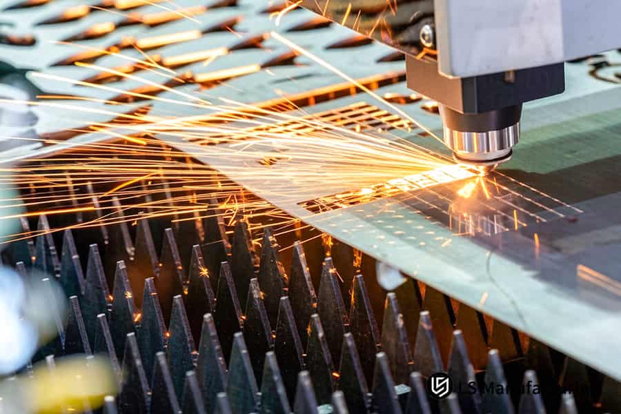 Сверление микровентиляционных отверстий в алюминии с допуском лазерной резки 0,1 мм для управления температурным режимом в аэрокосмической отрасли.