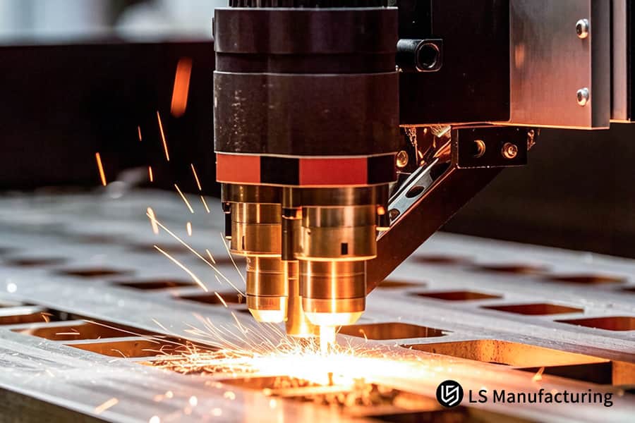 Нарезка листа титанового сплава для компонентов рамы или кронштейна аэрокосмической отрасли с жесткими допусками.