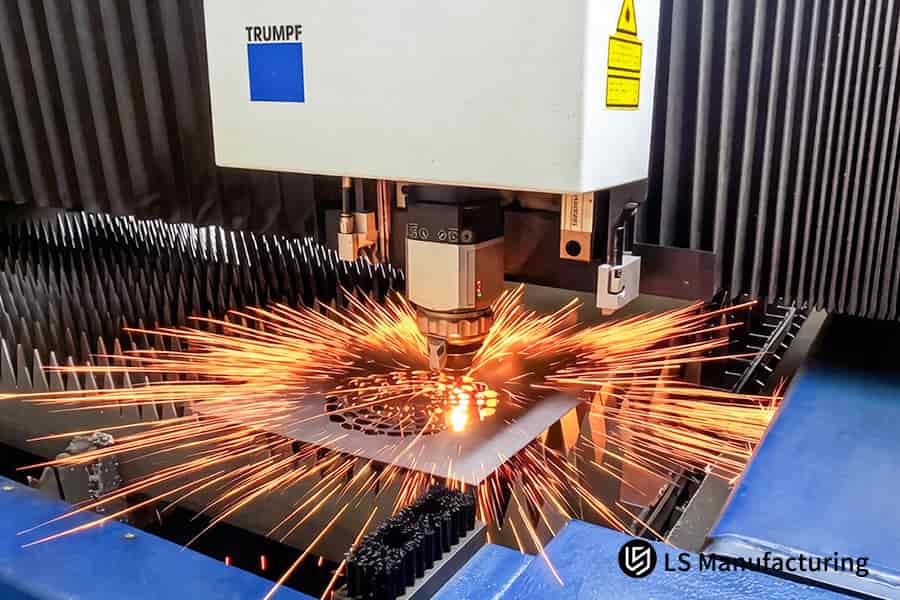 Резка стальной монтажной пластины для промышленного оборудования с помощью мощной лазерной системы TRUMPF.